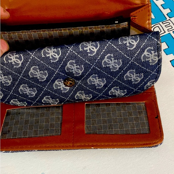 Denim blue w/classic authentic GUESS lots card slots change purse.Mint condition - Picture 4 of 5
